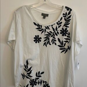Stylus Women's White and Black Floral Top